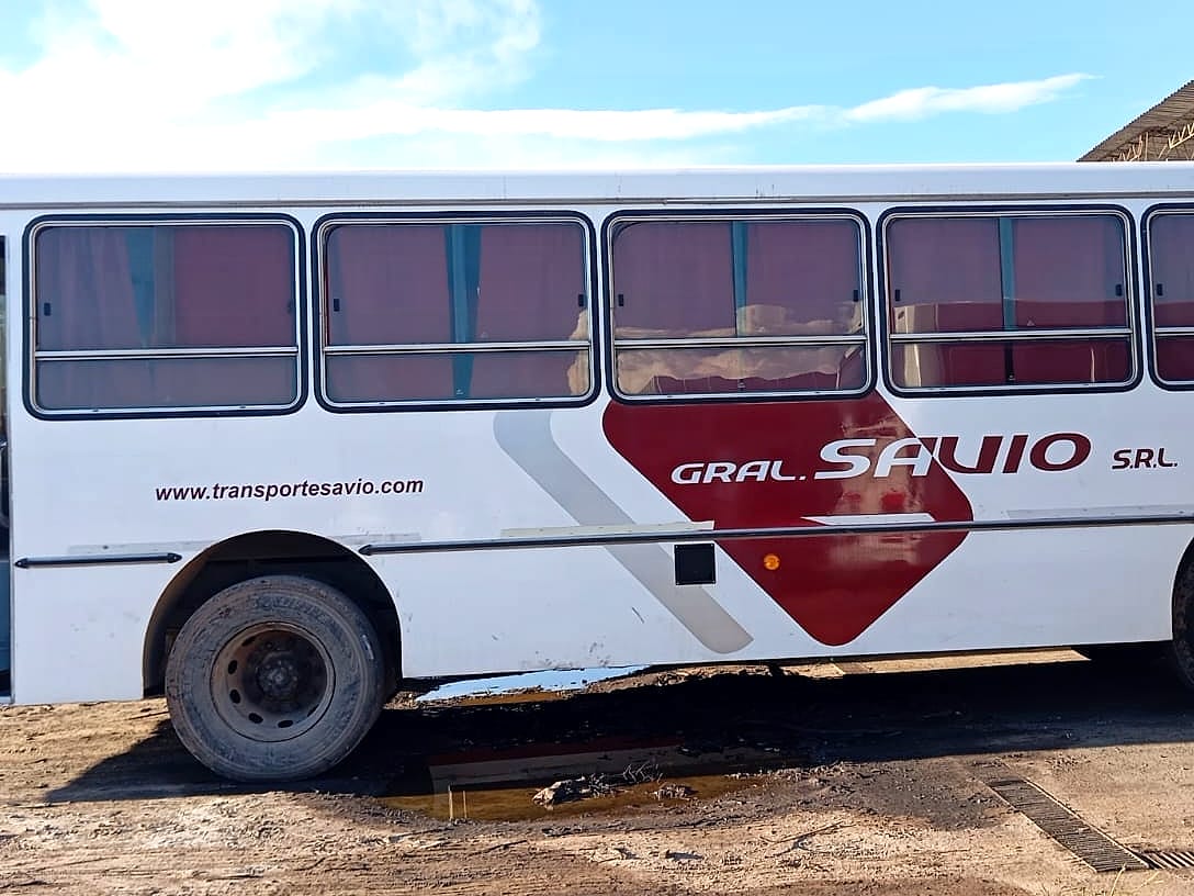 Colectivo de Transportes Gral. Savio ploteado con la gráfica de la empresa